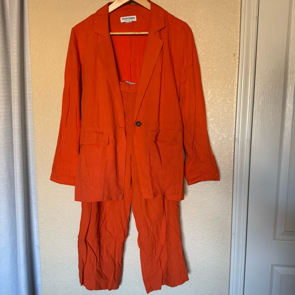 Charlie Holiday linen suit